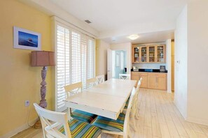 Dining - Inviting condo steps from the beach with balcony & resort pools (Virginia Beach)