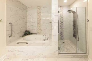 Shower, towels - Oceanfront condo with gorgeous views, fast WiFi, washer/dryer, on-site pool/gym (Virginia Beach)