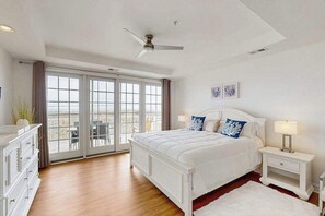 Iron/ironing board, travel cot, WiFi, bed sheets - Oceanfront condo with gorgeous views, fast WiFi, washer/dryer, on-site pool/gym (Virginia Beach)