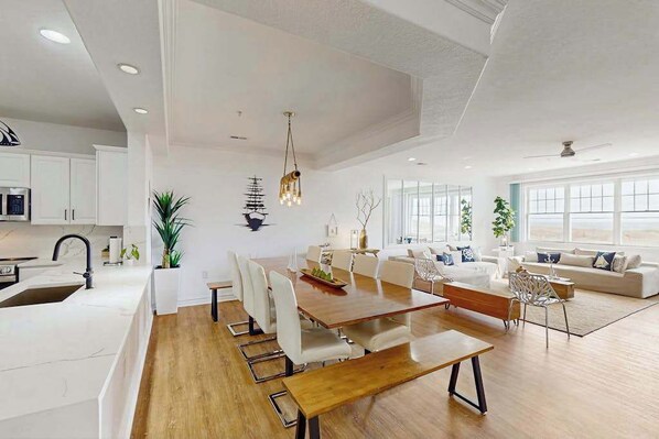 Dining - Oceanfront condo with gorgeous views, fast WiFi, washer/dryer, on-site pool/gym (Virginia Beach)