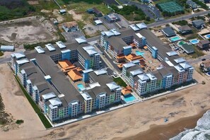 A coastal hotel with multiple buildings, a beach, and a road. - Awesome home overlooking Back Bay with pool, washer/dryer & central AC (Virginia Beach)