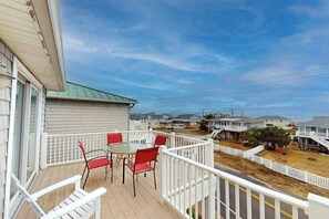 Outdoor dining - Beautiful home close to the Atlantic w/shared pool, private washer/dryer, WiFi (Virginia Beach)
