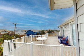 Terrace/patio - Beautiful home close to the Atlantic w/shared pool, private washer/dryer, WiFi (Virginia Beach)