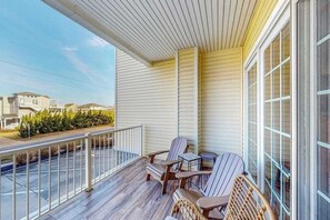 Terrace/patio - Newly renovated condo in oceanfront building with pool & outdoor showers (Virginia Beach)