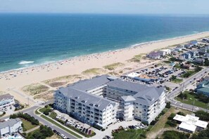 On the beach - Newly renovated condo in oceanfront building with pool & outdoor showers (Virginia Beach)