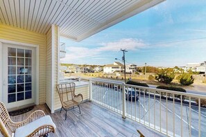 Property grounds - Newly renovated condo in oceanfront building with pool & outdoor showers (Virginia Beach)