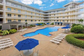 Pool - Newly renovated condo in oceanfront building with pool & outdoor showers (Virginia Beach)