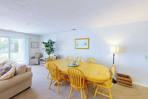 Dining - 1st-floor Seaside condo 1 block from beach with pool & private deck (Virginia Beach)