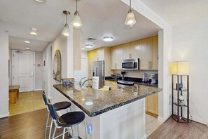 Fridge, microwave, oven, stovetop - Peaceful pool view condo close to the beach and nature with games, AC & balcony (Virginia Beach)