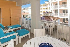 Property grounds - Beautifully decorated condo overlooking the pool with 3 pools, gym & AC (Virginia Beach)