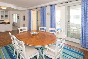 Dining - Beautifully decorated condo overlooking the pool with 3 pools, gym & AC (Virginia Beach)