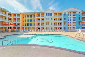 Pool - Beautifully decorated condo overlooking the pool with 3 pools, gym & AC (Virginia Beach)
