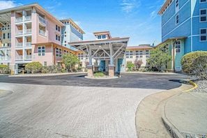 Exterior - Beautifully decorated condo overlooking the pool with 3 pools, gym & AC (Virginia Beach)