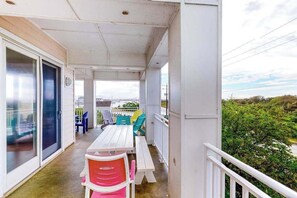 Terrace/patio - Bayside condo on the 1st floor with great views, balcony, pool & gym (Virginia Beach)