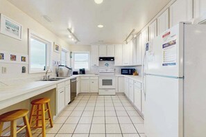 Fridge, microwave, oven, stovetop - Lovely house near Sandbridge Beach -  decks with stunning ocean views & hot tub (Virginia Beach)