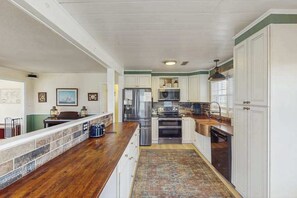 Fridge, microwave, oven, stovetop - Bayfront home with great views, pool, hot tub, deck, sunroom, & dock - dogs OK (Virginia Beach)