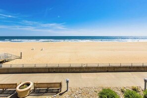 On the beach - Oceanfront corner condo with incredible views, balcony, pool, gym & AC (Virginia Beach)