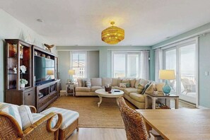 TV, offices - Oceanfront corner condo with incredible views, balcony, pool, gym & AC (Virginia Beach)
