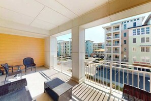 Property grounds - 2nd-floor bay- & ocean-view condo with balcony, outdoor pool, grills & gym (Virginia Beach)