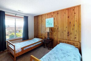 Iron/ironing board, WiFi, bed sheets - Wonderful dog-friendly home w/deck, W/D, large backyard, & A/C (Virginia Beach)