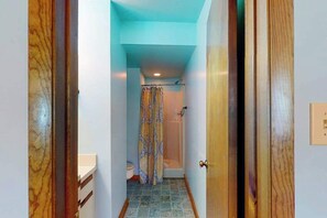 Shower, towels - Wonderful dog-friendly home w/deck, W/D, large backyard, & A/C (Virginia Beach)