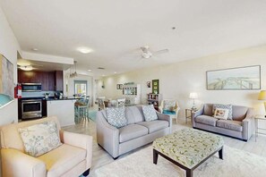 TV, DVD player, offices - Beachfront condo with magnificent views, balcony, pools & gym (Virginia Beach)