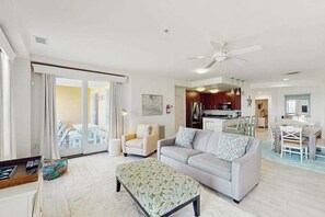TV, DVD player, offices - Beachfront condo with magnificent views, balcony, pools & gym (Virginia Beach)