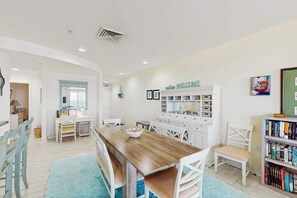 Dining - Beachfront condo with magnificent views, balcony, pools & gym (Virginia Beach)
