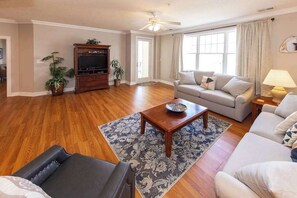TV, DVD player, offices - Southside condo with ocean view, easy beach access, fast WiFi & on-site pool/gym (Virginia Beach)