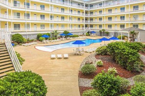 Pool - Southside condo with ocean view, easy beach access, fast WiFi & on-site pool/gym (Virginia Beach)