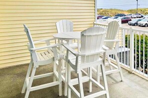 Outdoor dining - Southside condo with ocean view, easy beach access, fast WiFi & on-site pool/gym (Virginia Beach)