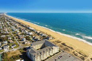 Beach nearby - Southside condo with ocean view, easy beach access, fast WiFi & on-site pool/gym (Virginia Beach)
