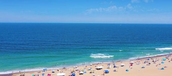 Southside condo with ocean view, easy beach access, fast WiFi & on-site pool/gym