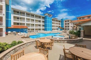 Pool - Cozy condo close to beach with AC, W/D, fitness room & pool (Virginia Beach)