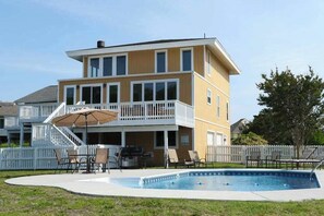 Pool - Bayfront dog-friendly retreat w/ private, seasonal pool, decks, game rooms & AC (Virginia Beach)