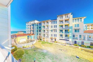 Property grounds - 2nd-floor condo with views of the ocean, balcony, outdoor pool, gym & AC (Virginia Beach)