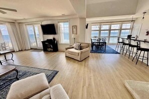 TV, DVD player, offices - Two-story, oceanfront penthouse with 2 huge balconies, 3 pools & 2 gyms (Virginia Beach)