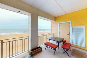Outdoor dining - Beachfront luxury condo with balcony, W/D, outdoor pool, gym & AC (Virginia Beach)