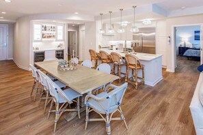 Dining - Beachfront 3rd-floor condo with ocean views, 3 pools, free wifi gym & w/d (Virginia Beach)