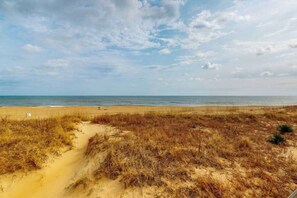 On the beach - Oceanfront home with beach access, huge decks & pool table - great for groups (Virginia Beach)