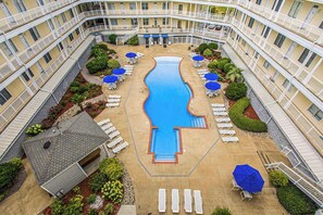 Pool - Southside, 2-level condo with big ocean views, balcony, WiFi & on-site pool/gym (Virginia Beach)