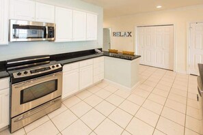 Fridge, microwave, oven, stovetop - Southside, 2-level condo with big ocean views, balcony, WiFi & on-site pool/gym (Virginia Beach)