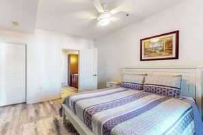 WiFi, bed sheets - Sunlit single-level condo with pool, washer/dryer, central AC, & balcony (Virginia Beach)