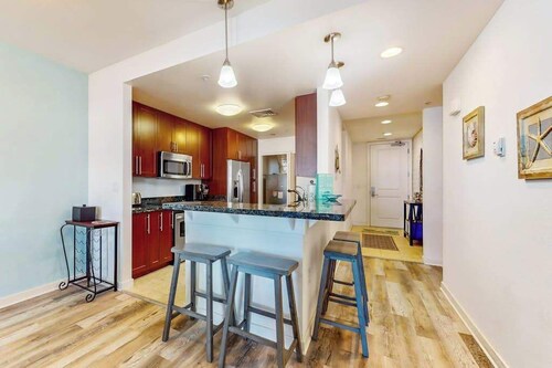 Sunlit single-level condo with pool, washer/dryer, central AC, & balcony