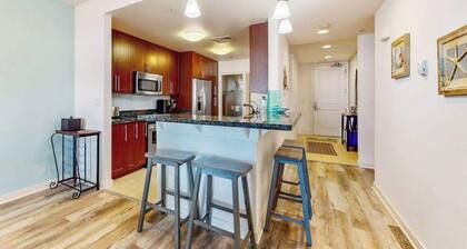 Sunlit single-level condo with pool, washer/dryer, central AC, & balcony