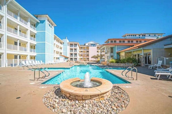 Pool - Sunlit single-level condo with pool, washer/dryer, central AC, & balcony (Virginia Beach)