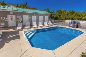 Pool - 1st-floor condo 1 block from the beach w/private washer & dryer & shared pool (Virginia Beach)