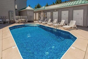 Pool - 1st-floor condo 1 block from the beach w/private washer & dryer & shared pool (Virginia Beach)