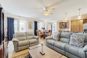 TV, video games, DVD player, offices - Ocean-view penthouse with balconies, pool, foosball, & gym (Virginia Beach)