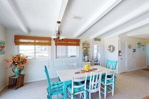 Dining - Oceanfront home w/private pool, beautiful views, WiFi, central AC, private W/D (Virginia Beach)